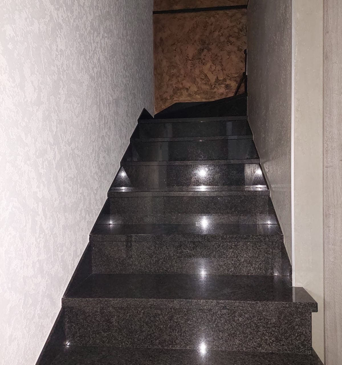 Schodiště — dekorativní povrch stěn